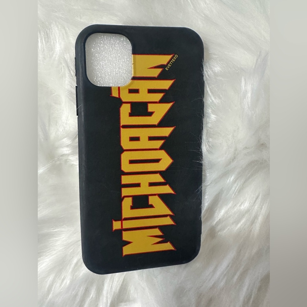 Evette XO Estado IPhone 11 case